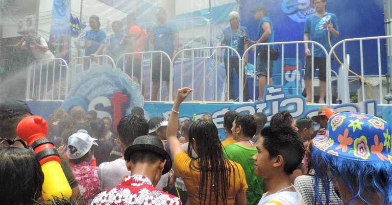 アジアンフィーバー、熱狂の水かけ祭り