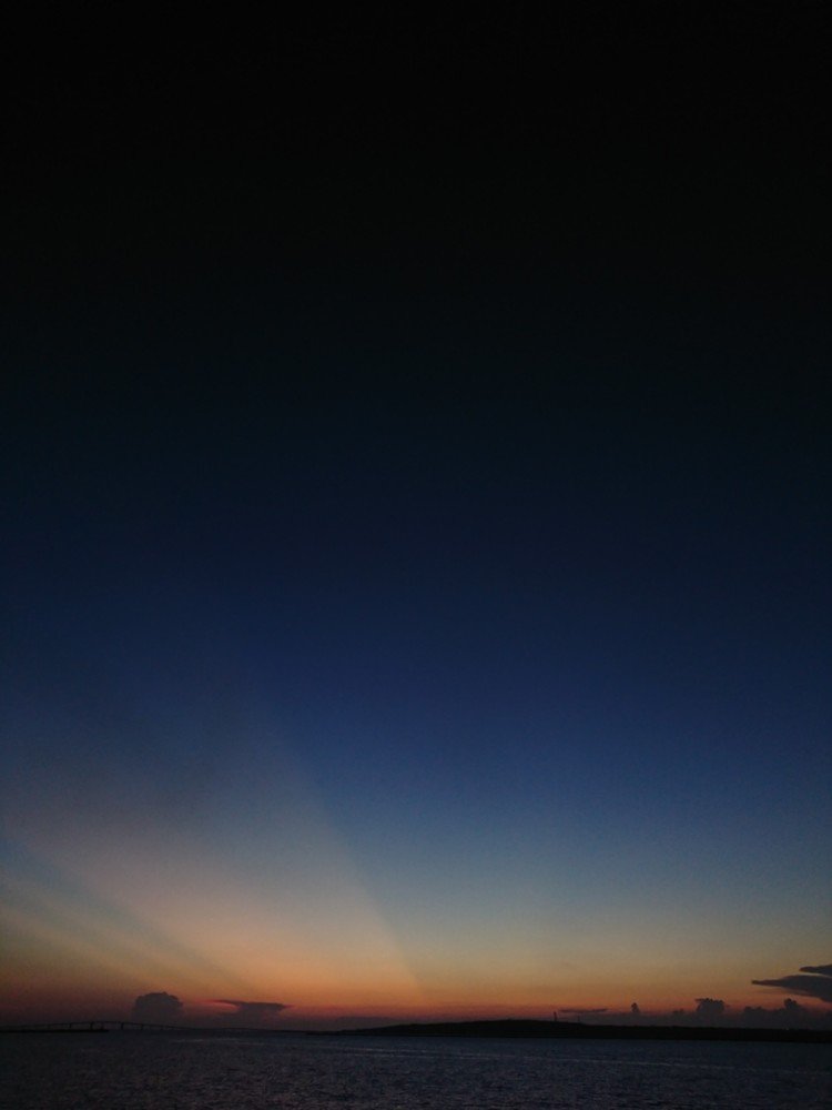 薄明光線の先は宇宙の深淵か？
ちょっといい感じだったので、荷川取漁港まで。日が落ちるのが早くなったな～