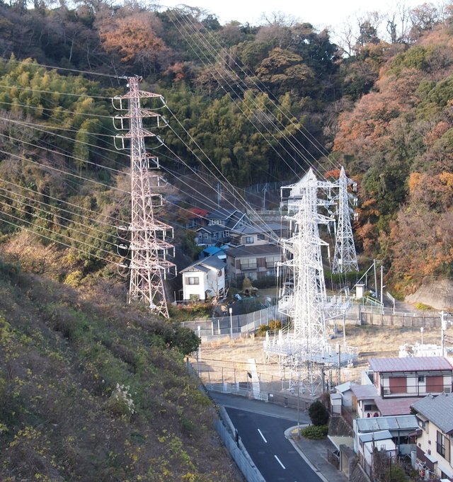 京急安針塚近くの横須賀変電所。東京ではあまりみられない谷戸にある変電所。大矢部線、田浦線。2013年12月撮影。