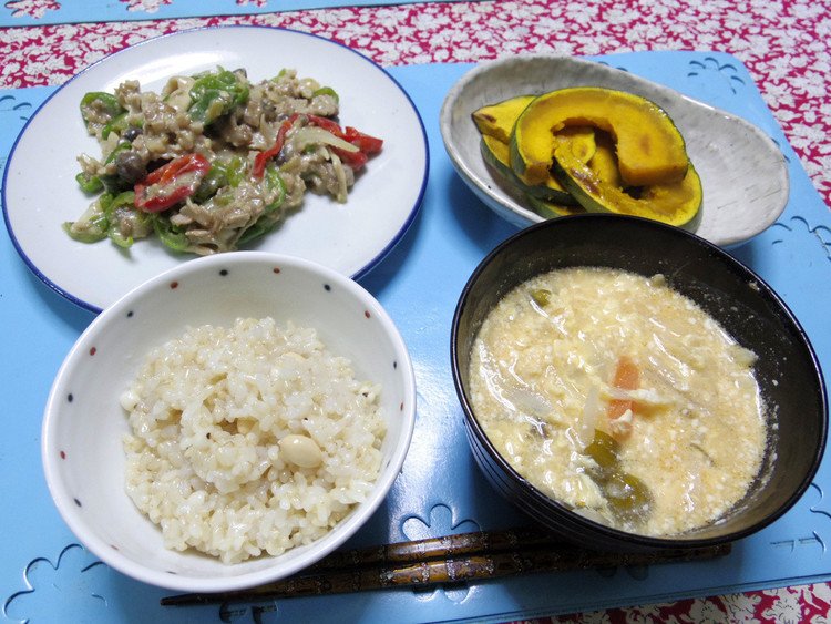 今夜はピーマン玉葱豚肉のミルク炒め煮、カボチャの素焼き、トムヤクムンエッグスープ、炊き立てのご飯です。