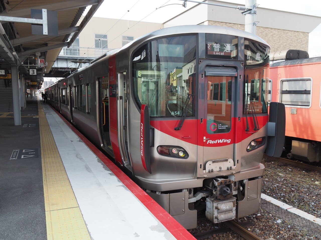 行先板　サボ　岩国　徳山 鉄道サイン　駅名板　駅名標　岩徳線　山口県ローカル鉄道 岩徳線】 徳山駅と岩国駅でキハ40形 ＆ 岩徳線ホームの発車標・駅名標