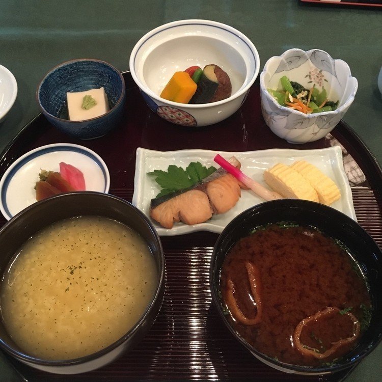 奈良ホテルの『茶粥定食』
先日、9/22に村治佳織さんの薬師寺コンサートを聴きに行った翌日、ならホテルで朝食を頂きました。（泊まったのは奈良ホテルではありません）
茶粥も、赤だしの味噌汁も、煮物も、焼き魚もとても美味しかったです。