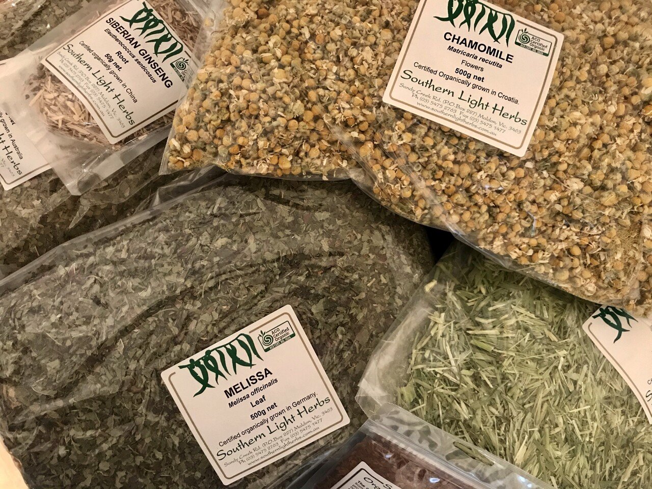 シドニーは寒くなってきているので暖かいお茶が欲しくなります そんなんで先週からハーブティー作りで忙しくしています Southern Light Herbsと言うハーブ園のオーガニックでめちゃくちゃ質のいいハーブで作るブレンドです 匂いや色 味が濃い