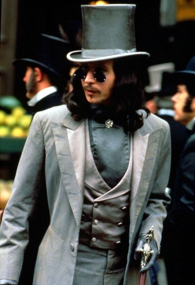 恐ろしくも美しい愛の物語：映画『ドラキュラ』石岡瑛子の衣装がキャラ