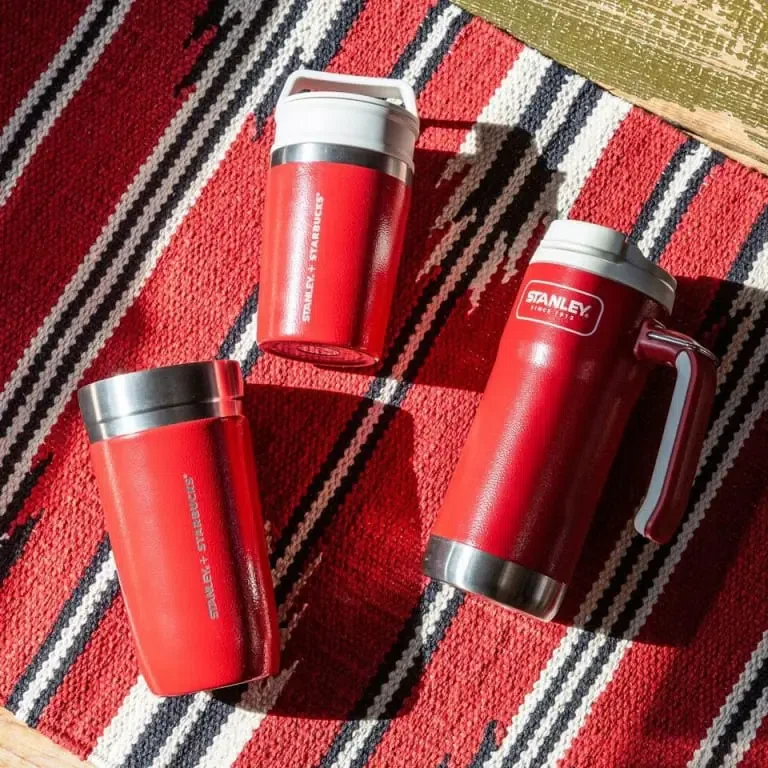 箱付新品！スタンレースタバ限定　レッド　かっこいい手提げホルダー付き スターバックス×スタンレーの新作がホリデーの装いになって登場