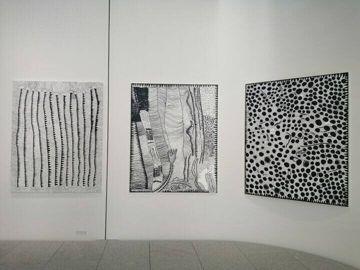 草間彌生のモノクローム世界は「カラフル」！床一面に広がる鏡面庭を