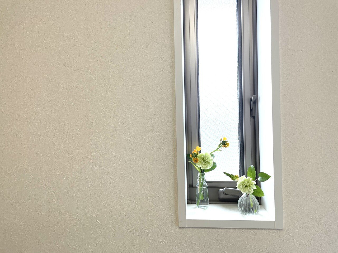 狭いアパートは荷物だらけ 在宅オンライン打ち合わせの時は ここの壁しか背景にできる場所がありません バーチャル背景 は苦手なのです 逆光になるけれど せめて窓にはお花を と飾っています 今はオーニソガラム リサ リン Note
