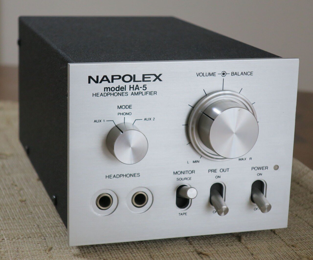 ナポレックスHA-5というヘッドフォンアンプで、1976年製です ナポレックスHA-5というヘッドフォンアンプで、1976年製です