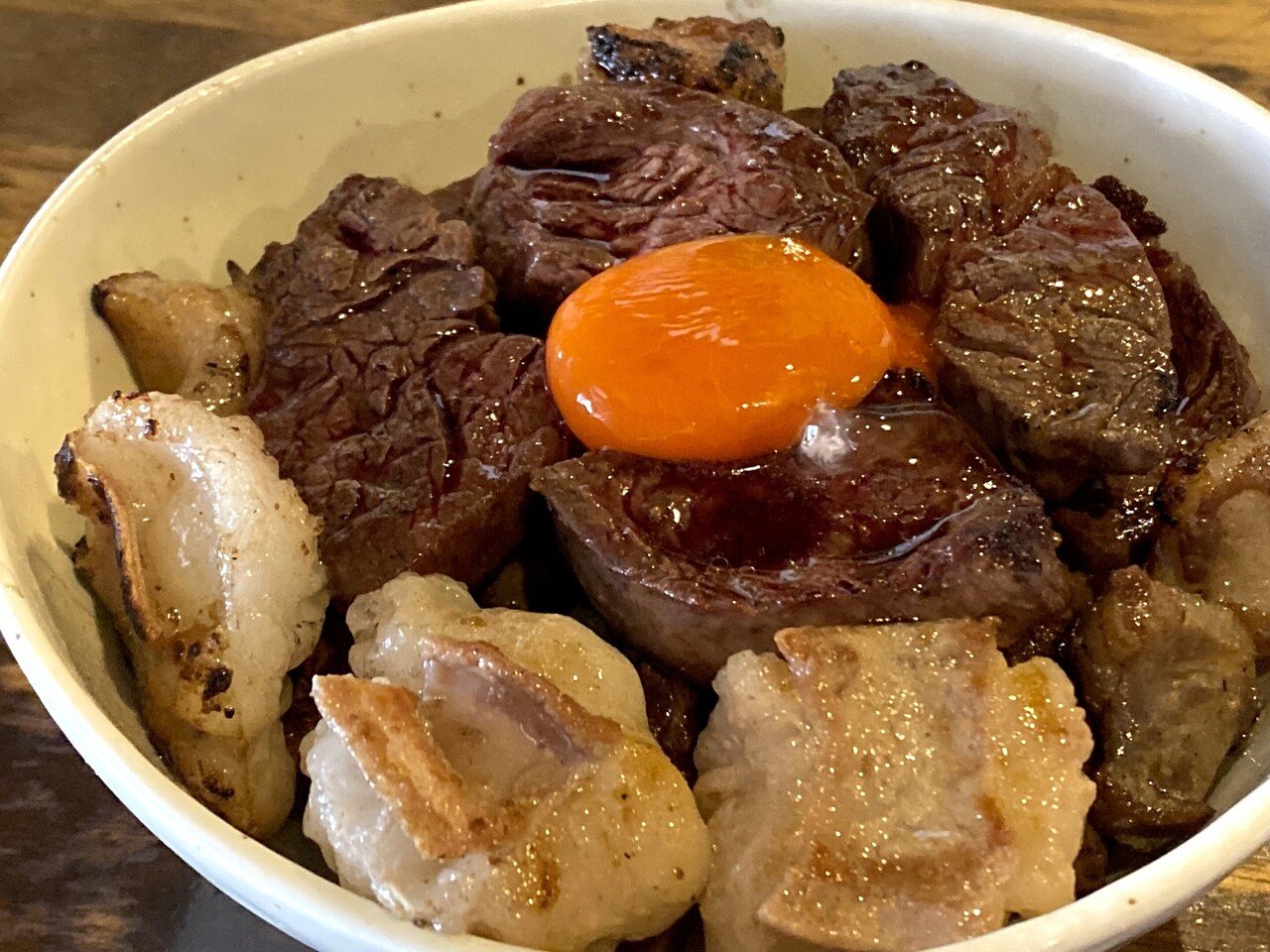 お酒が出せないなら牛丼や牛皿の方がいいよね と吉祥寺 ホルモン酒場 焼酎家 わ さんが 5月11日まで限定で出しているハラミ 小腸 ギアラの肉丼 キムチ ウーロン茶が付いて1500円 味もさるこ ヒトサラnote部 Note