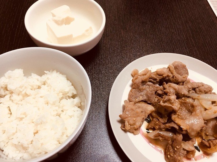 お腹空きすぎて簡単にしちゃった。
奥の白いものは湯豆腐です。