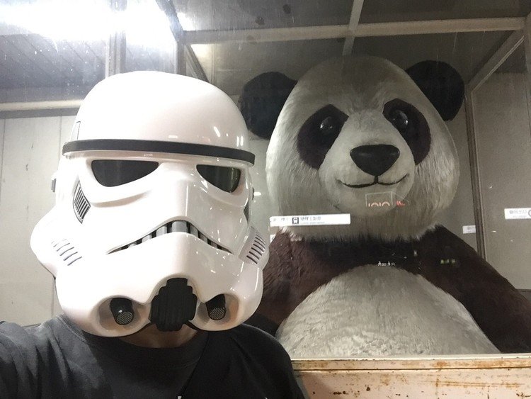 #starwars #trooper #selfie #selfietrooper #giant #panda #ueno #tokyo #japan #blackwhite #big #スターウォーズ #トルーパー #セルフィー #セルフィートルーパー #ジャイアントパンダ #パンダ #ぬいぐるみ  #巨大 #上野 #東京 #日本 #白黒 #駅 #station