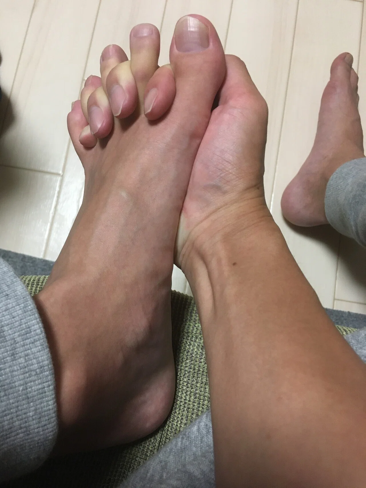 足の疲れをバチコリ解消 ごりごりセルフ恋人繋ぎ 元気 催眠療法 Note