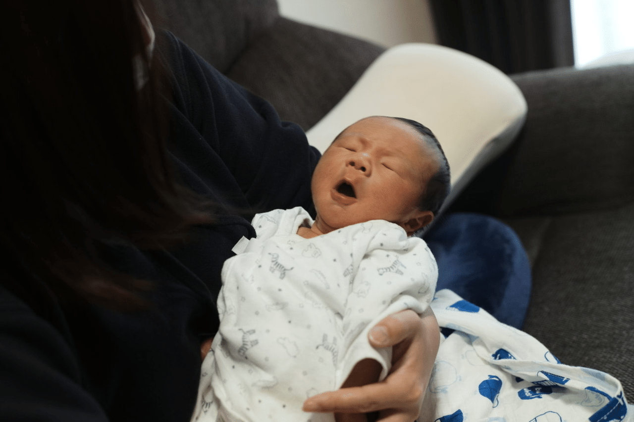 先日 生後1週間の新生児を抱っこした 腕の中でスヤスヤと眠る赤ちゃん は小さくて軽く 柔らかく そして暖かかった 新生児を抱くのは久しぶり過ぎて おじさんの緊張した腕はさぞ寝心地悪かっただろうな 川口 展弘 Nobuhiro Kawaguchi Note 先日 生後1週間の新生児を抱っこした 腕の中でスヤスヤと眠る赤ちゃん は小さくて軽く 柔らかく そして暖かかった 新生児を抱くのは久しぶり過ぎて おじさんの緊張した腕はさぞ寝心地悪かっただろうな 川口 展弘 Nobuhiro Kawaguchi Note