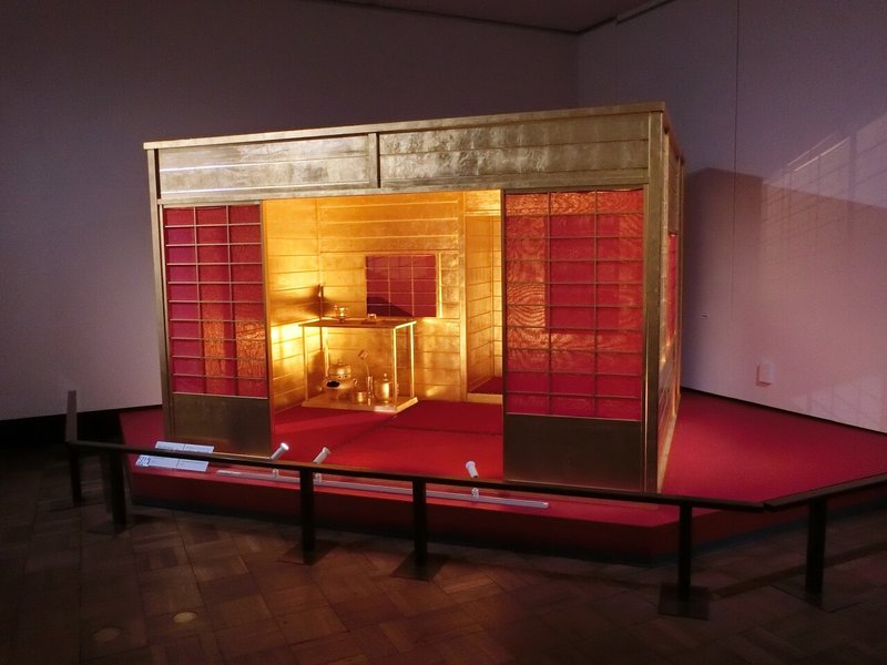 12　黄金の茶室（復元品）　京都市