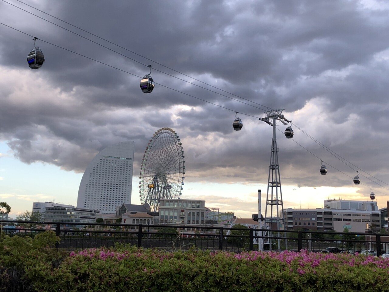 今日の横浜は不安定な天気でした 写真は 横浜みなとみらいのロープウェイです なんかスキー場みたい まだ 乗車していないけど 楽しいのかなぁ でも あっという間に到着しそう せっかくだから 降りたら 滑 藤本裕子 Note 今日の横浜は不安定な天気でした 写真は 横浜みなとみらいのロープウェイです なんかスキー場みたい まだ 乗車していないけど 楽しいのかなぁ でも あっという間に到着しそう せっかくだから 降りたら 滑 藤本裕子 Note