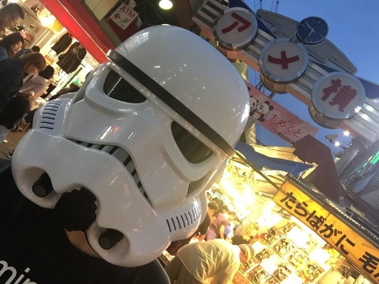 #starwars #trooper #selfie #selfietrooper #ueno #tokyo #japan #スターウォーズ #トルーパー #セルフィー #セルフィートルーパー #上野 #東京 #日本 #アメ横 #アメヤ横丁 #ameyoko #street #たらばがに #taraba #panda #パンダ
