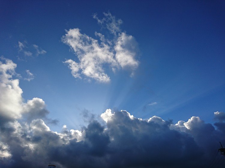 このあと、あの厚い雲の下に進み、バケツをひっくり返したようなカタブイ(片降り≒狐の嫁入り)に出逢うまで、７分半。。。