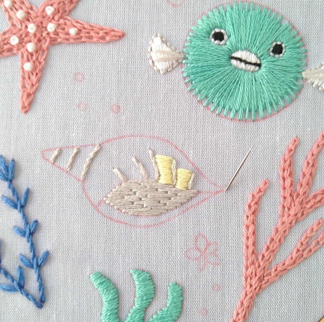 エレガント白刺繍　手刺繍　ベトナム製　ポアンポアン エレガント白刺繍 手刺繍 ベトナム製 ポアンポアン ハンカチ、チーフ