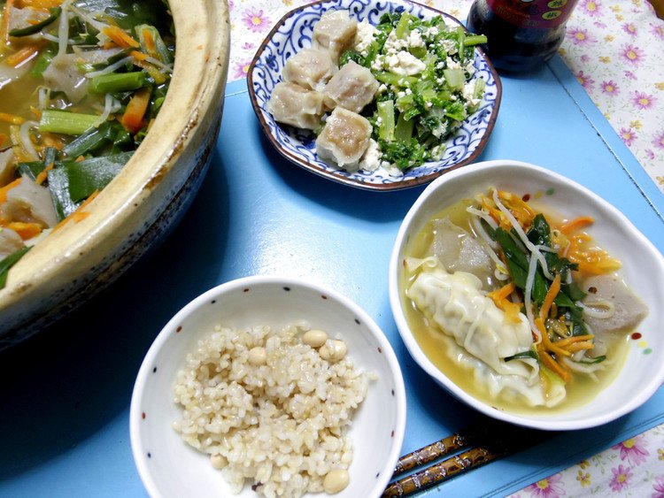 今夜は謎の葉っぱと大根葉と豆腐のごま油和えサラダ、頂き物のシュウマイ、水餃子鍋、ご飯です。