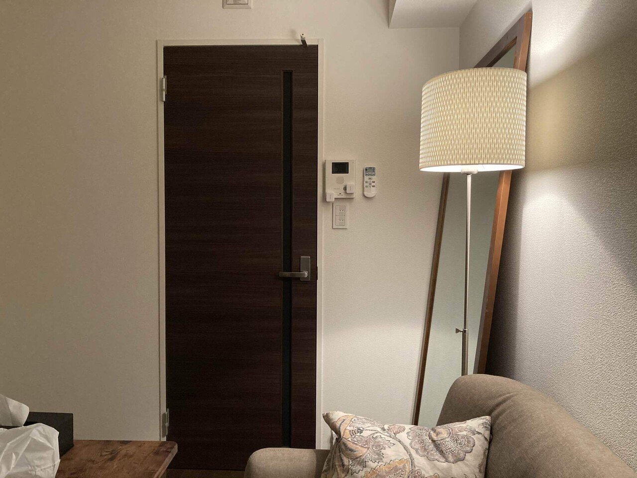 夜はソファに寝そべり 電球の暖かい光で過ごすとリラックスします 寝る前に強い光を浴びないことも快適な睡眠に大事です ホテルライクでもあります Kak San スマートホームスペシャリスト 在宅365日 Note 夜はソファに寝そべり 電球の暖かい光で過ごすとリラックスします 寝る前に強い光を浴びないことも快適な睡眠に大事です ホテルライクでもあります Kak San スマートホームスペシャリスト 在宅365日 Note