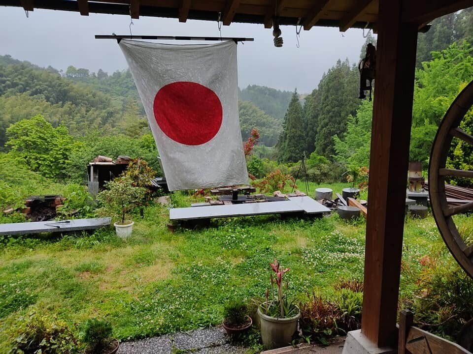 五月五日はオイラの誕生日 今日で69回目だ元気が嬉しい 毎年誕生日には日の丸を揚げて自分で祝う 日の丸の似合う家に住んでいる 日の丸がにあうオトコでありたい ウププ 浦野かずのり Note 五月五日はオイラの誕生日 今日で69回目だ元気が嬉しい 毎年誕生日には日の丸を揚げて自分で祝う 日の丸の似合う家に住んでいる 日の丸がにあうオトコでありたい ウププ 浦野かずのり Note