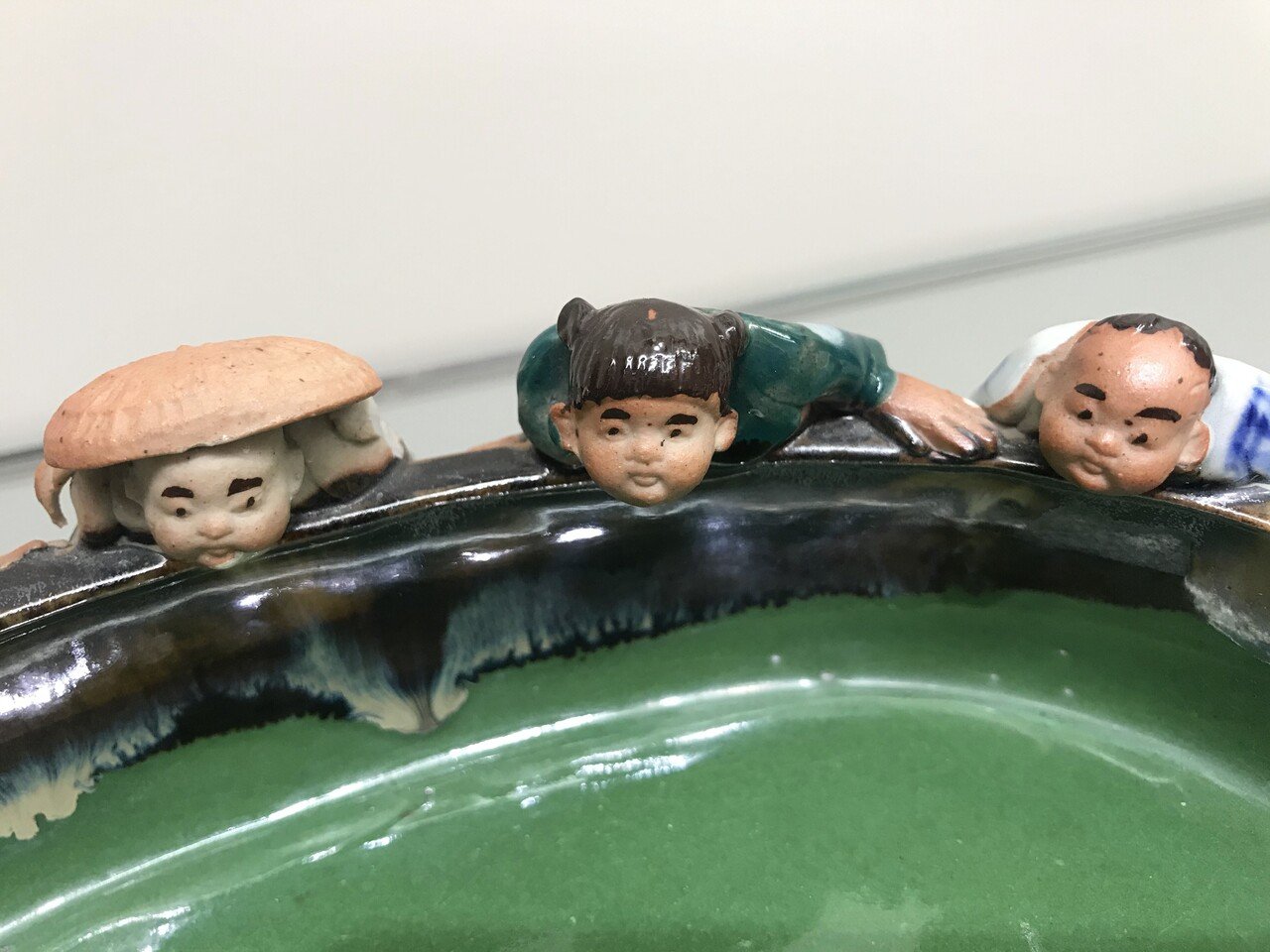 超名品 明治期隅田焼 石黒香々作品 高浮彫人物之図吊花瓶