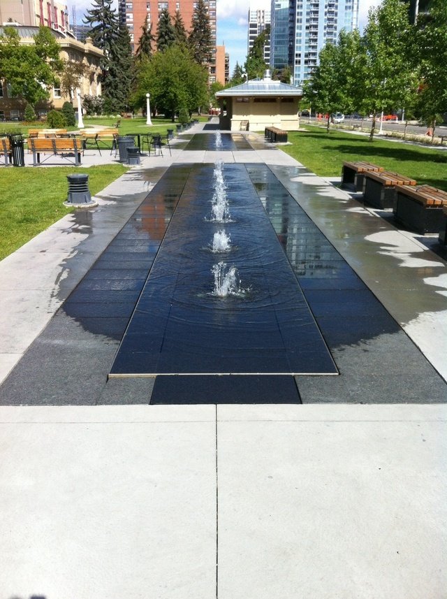 カルガリーダウンタウン近くの公園で子供達も遊べる噴水。