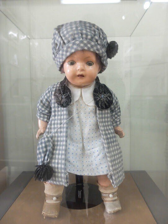 作家ものです。北欧の青い眼の子供の人形です 真説 青い目