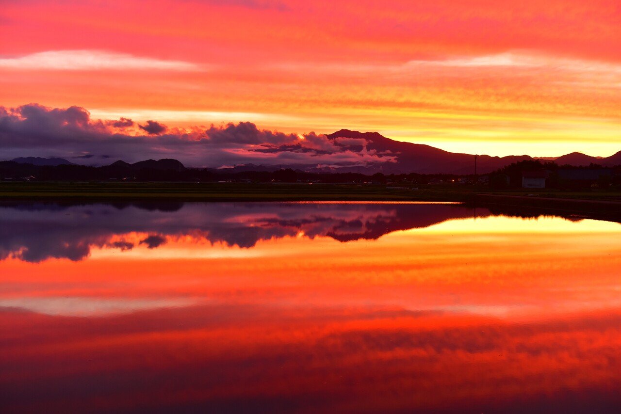 超逸品！美しい夕焼け景色　 朱砂入デンドリバングル 写真で見る日本の伝統色（1）朱砂｜北山建穂