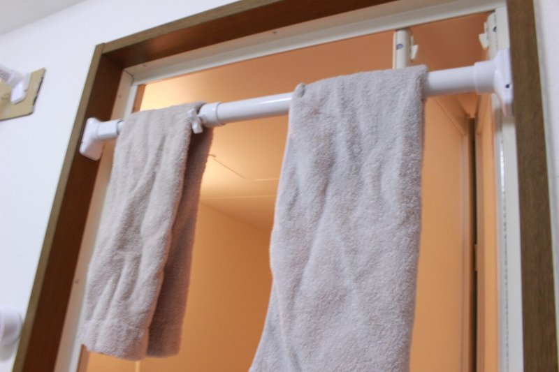 お風呂で拭いてきて お風呂上りの床ベタベタ問題 タオルはどこに置いている ニトリのつっぱり棒が結構いい奴 Sayo Note