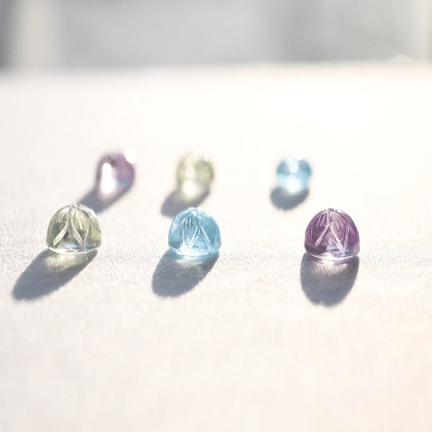 繊細な美しさを感じるカービングジュエリー｜quirk of Fate