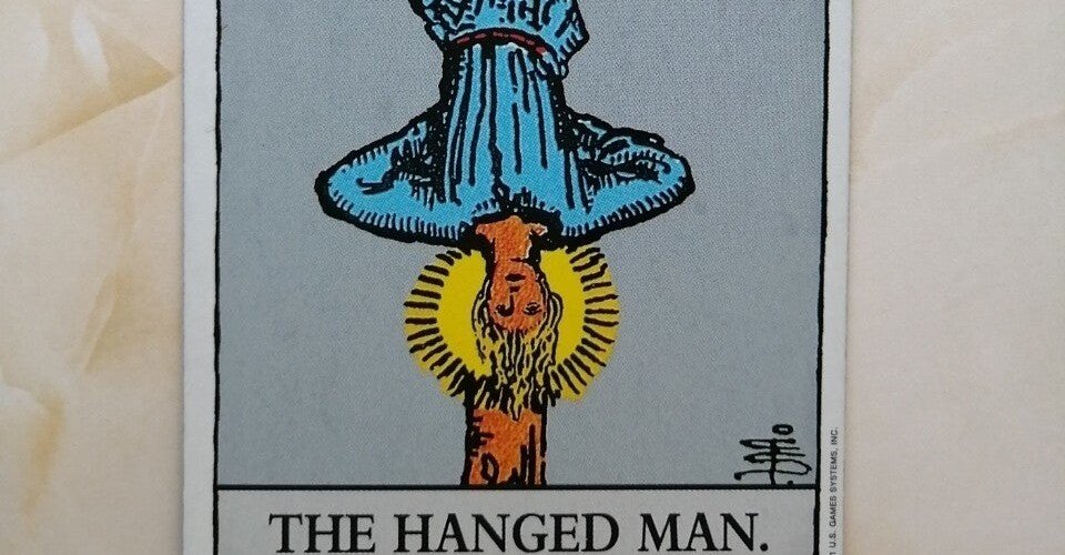 タロットカード解説【12 吊るされた男『The Hanged Man』】｜ROKUJO