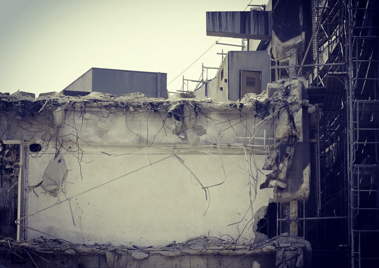 1分で読める朝の詩 壊される建物 かつて何度も通った建物が 壊される 切ないね 詩 詩人 ポエム 現代詩 自由詩 恋愛詩 恋愛 恋 Art 東 龍青 アズマ リュウセイ Note