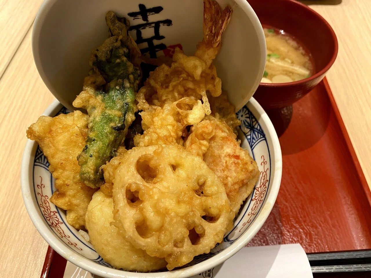 上海の日系スーパーで天丼♪鯛の天ぷらものってて1000円しないのは嬉しい限りです😆お味もなかなか😋 ｜力蔵
