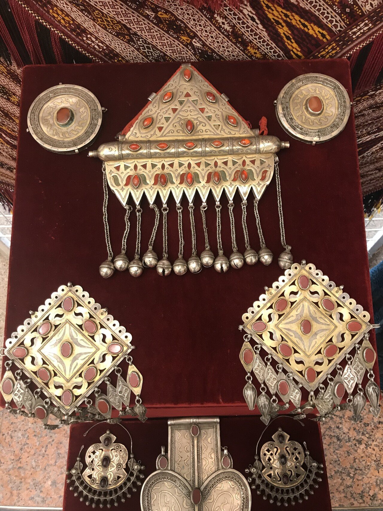 トルクメニンの装身具、アクセサリー・赤い石と銀の魅力｜まそしゅ