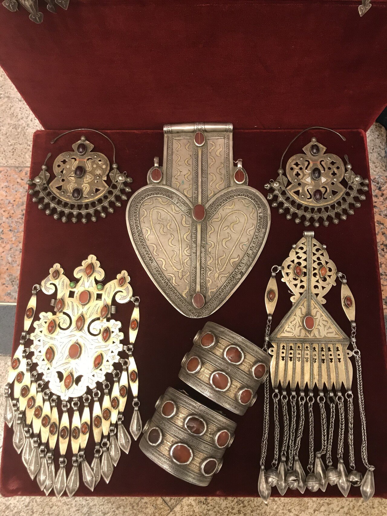 トルクメニンの装身具、アクセサリー・赤い石と銀の魅力｜まそしゅ