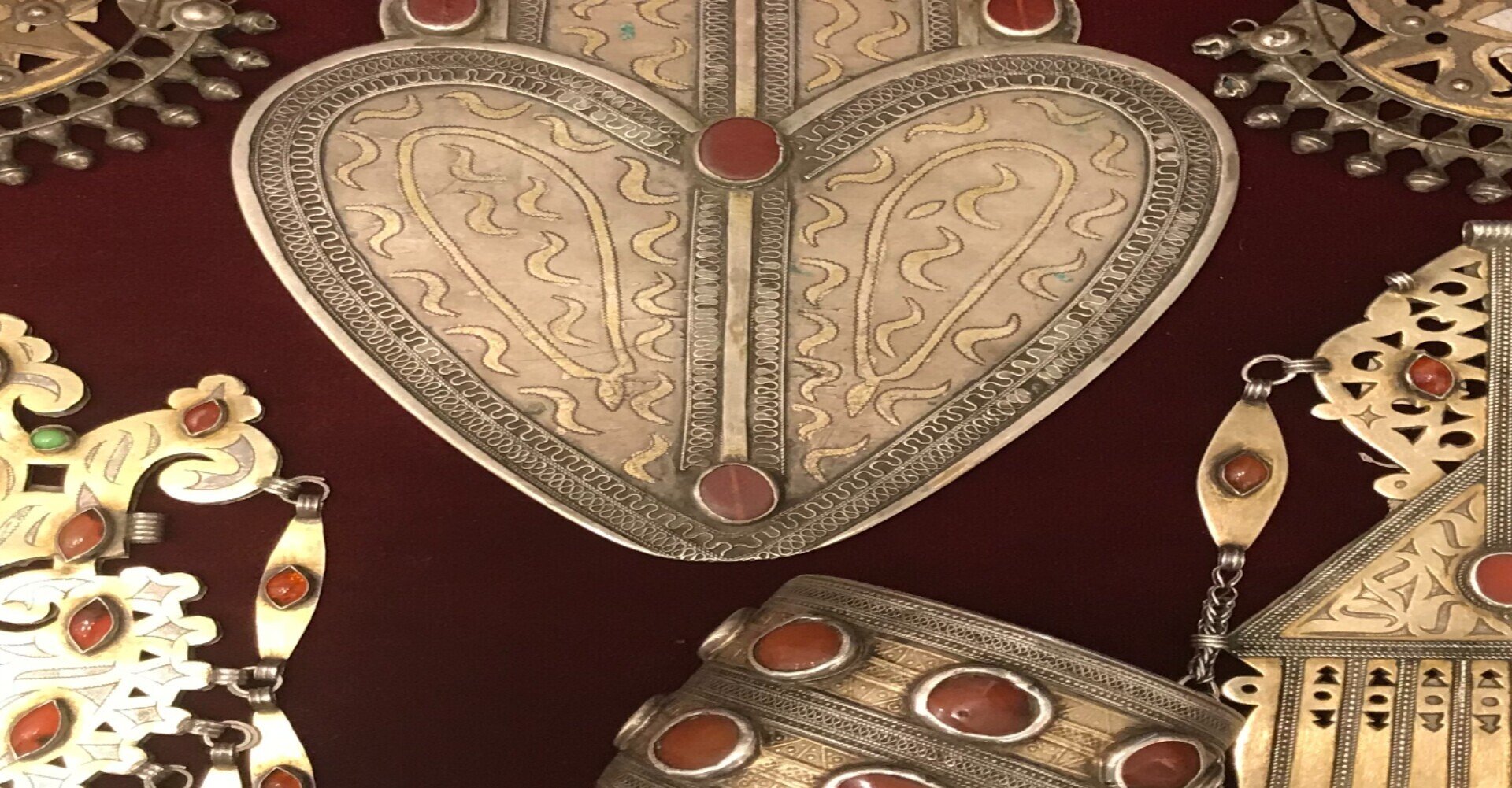 トルクメニンの装身具、アクセサリー・赤い石と銀の魅力｜まそしゅ