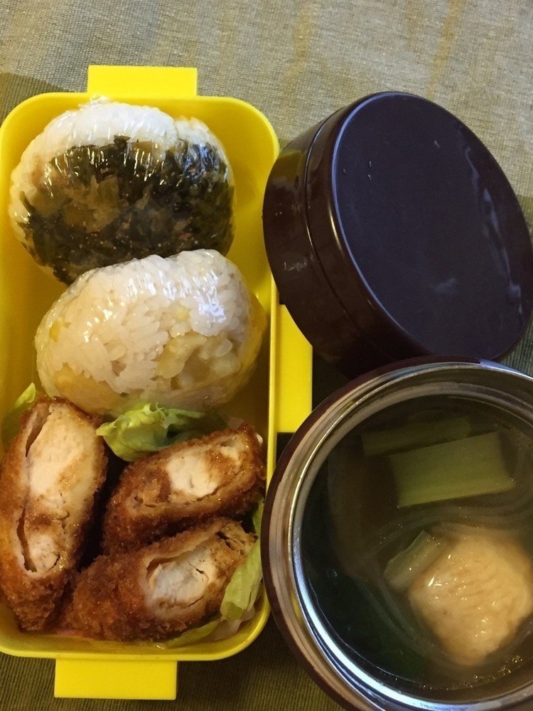 丸にぎり(明太高菜、栗ごはん)、ササミフライ、春雨スープ。今日は模試です。
