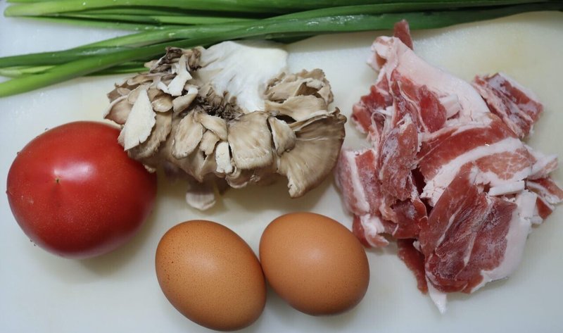 豚バラトマトニラの卵炒め材料
