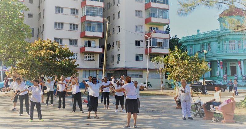キューバ「朝のコミュニティ体操」でマインドフルネスを実感する
