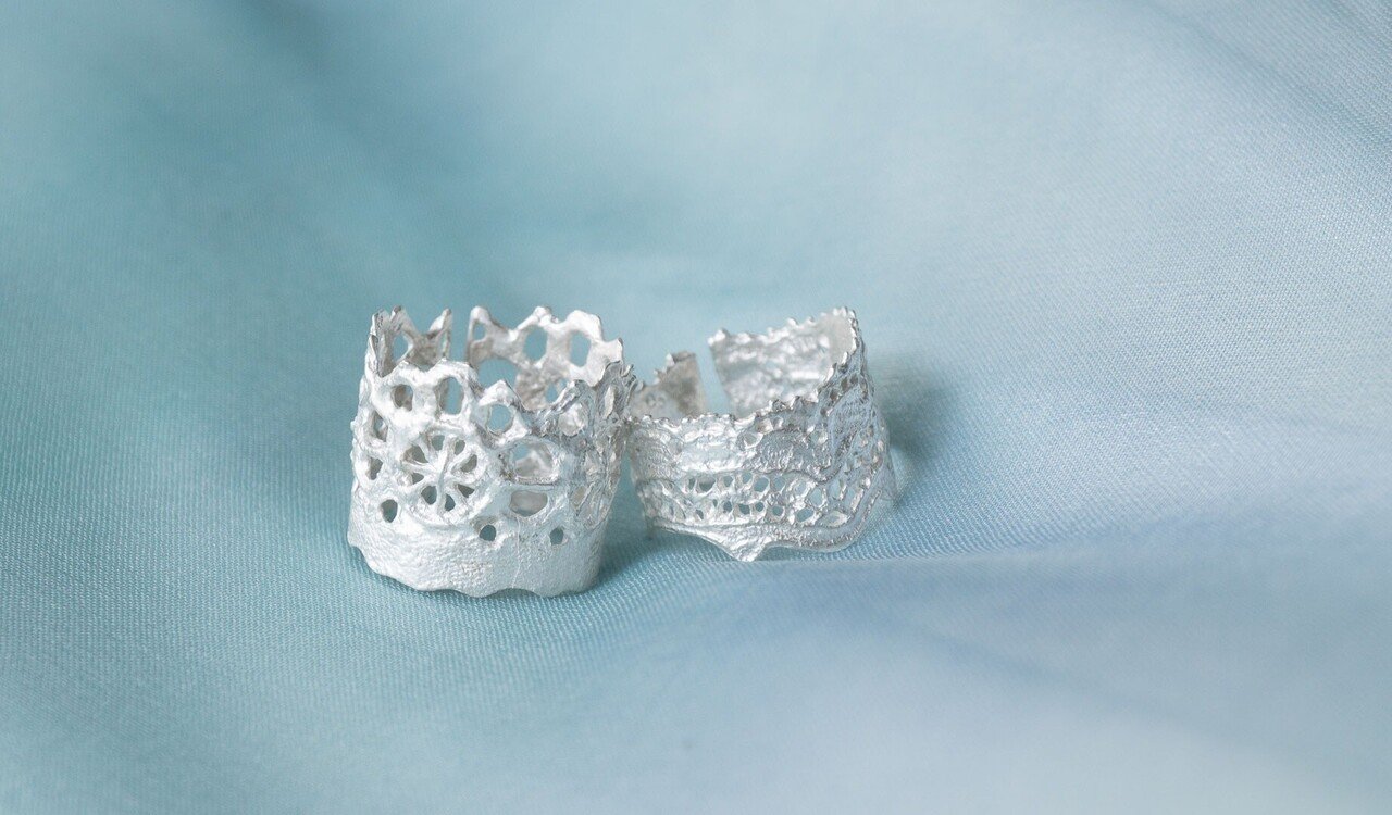 シルバーリングに生まれ変わった、歴史あるアンティークレース｜YUKI