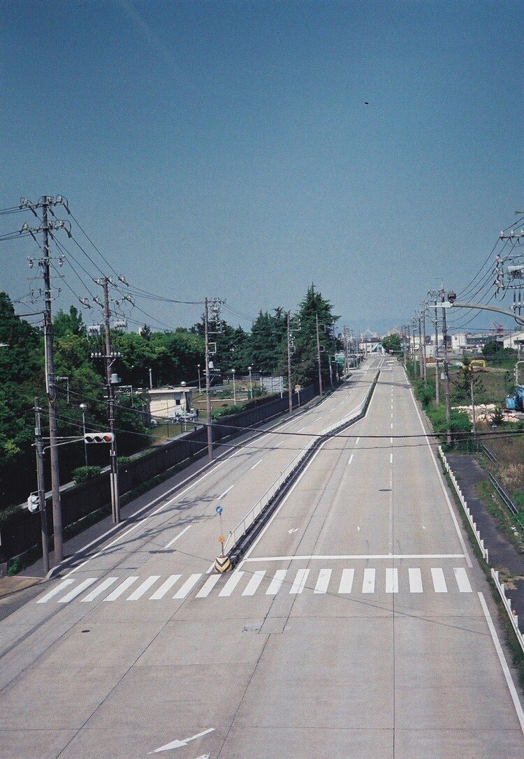 OLYMPUS PEN-Sの撮影見本 その①
 場所は愛知県にあるブルーボネットの前の道路………このご時世では、自粛しているのか？