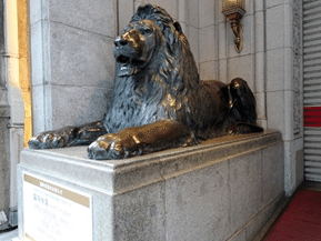 三越ライオン像 日本橋三越本店本館（東京都中央区）…百貨店の「まごころ」表現 : 読売新聞