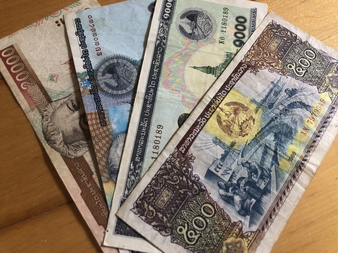 ブルネイドル（シンガポールドルと等価）　ピン札の札束です シンガポールドルとブルネイドルがどちらの国でも使える件 | 青好き