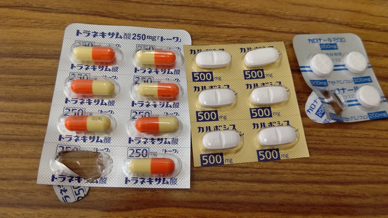お昼に飲む薬は この3つ 昼食後ではなくて 起きてる時間の中間に飲む 抗菌剤は 初日の昨日だけ自己判断で3回飲んだ 血中濃度を一気に上げるため それが効いてる 今日からは 朝と寝る前の2回 仲間カレン Note