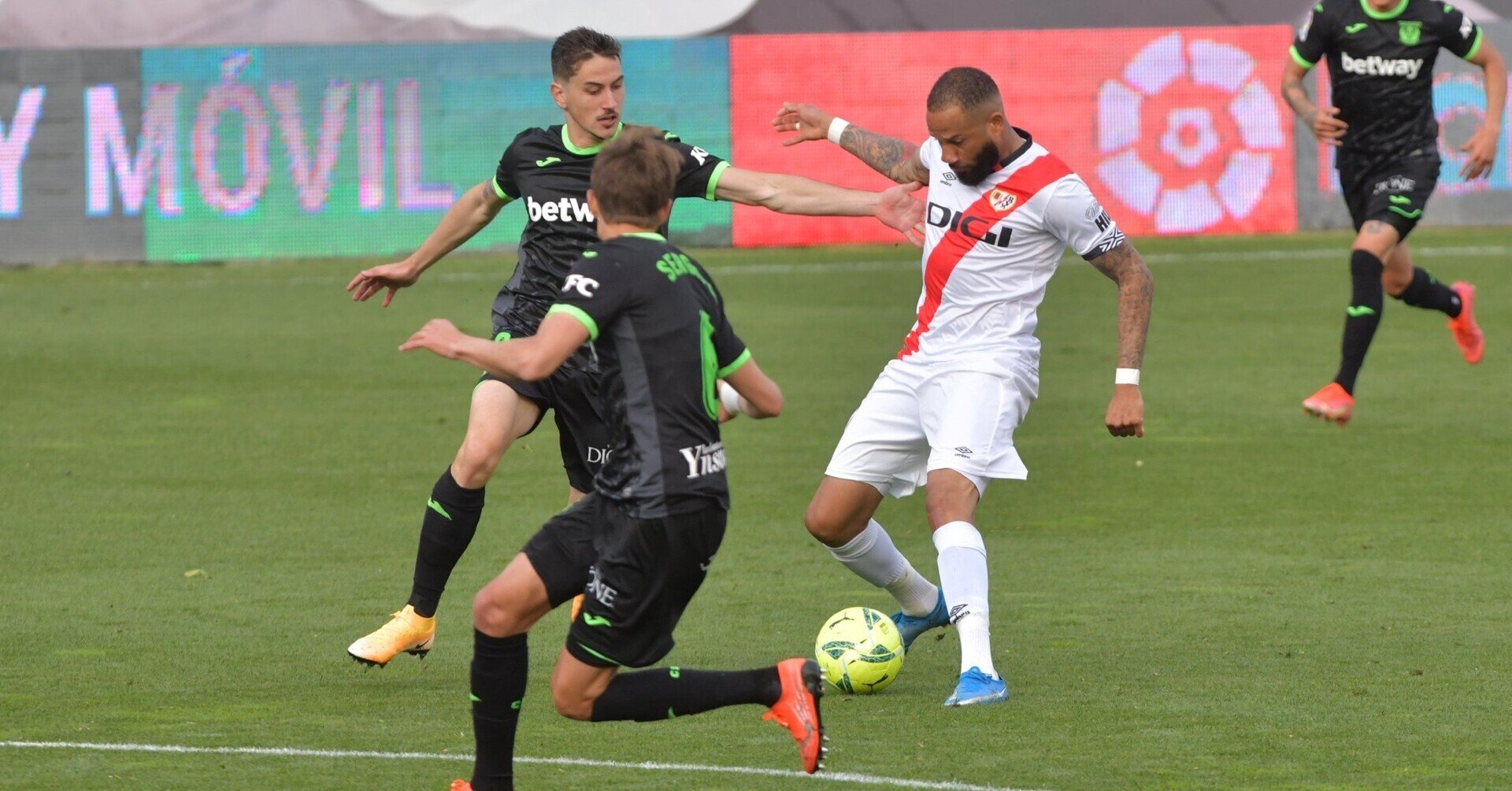 1トップがドリブルで仕掛けるという現象が持つ意味とは何か Fwがゴールを決めるためにするドリブルとは 小嶋将太 アナリスト Note 1トップがドリブルで仕掛けるという現象が持つ意味とは何か Fwがゴールを決めるためにするドリブルとは 小嶋将太 アナリスト Note