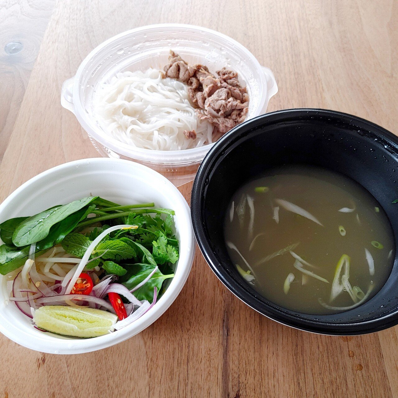 カレー サファリの後に出来たアジア食堂でハーブたっぷりフォーとルーロー飯をテイクアウトしたよ 代々木公園 リンコルン5 2open じょいっこ Note