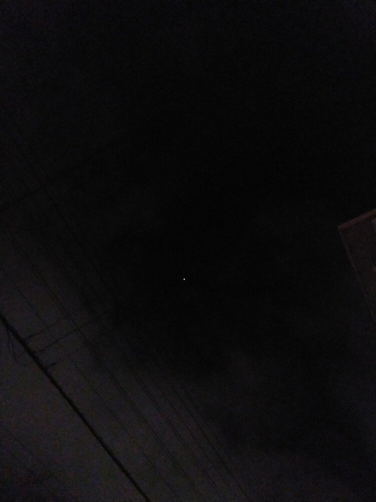 きぼう(ISS)が今夜は天頂近くを通過するので、家の前で観測。
雲が晴れてよく見えた。。。
観測してたら蝙蝠が横切ったよ！(撮り損ねた)
