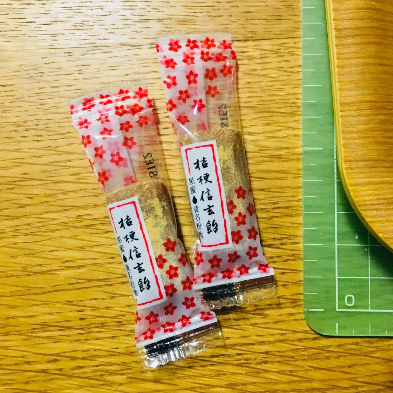 桔梗信玄飴… なるものを、買ってみました(笑) 要するに、きな粉飴(きなこ棒)の黒蜜バージョンなんだね〜💕 うん、美味しいです😋 関西だと ...