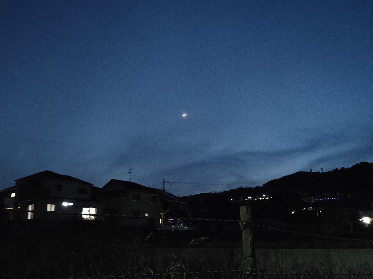 今日の夜さんぽ 夕焼けがない きょうは会えないかな 急いで西の空が開けた場所まで登った いた 三日月 なんてきれい 星のない暗い夜 背中にお月様を背負いながら歩く夜 きちぼう Hana Mamas Note 今日の夜さんぽ 夕焼けがない きょうは会えないかな 急いで西の空が開けた場所まで登った いた 三日月 なんてきれい 星のない暗い夜 背中にお月様を背負いながら歩く夜 きちぼう Hana Mamas Note